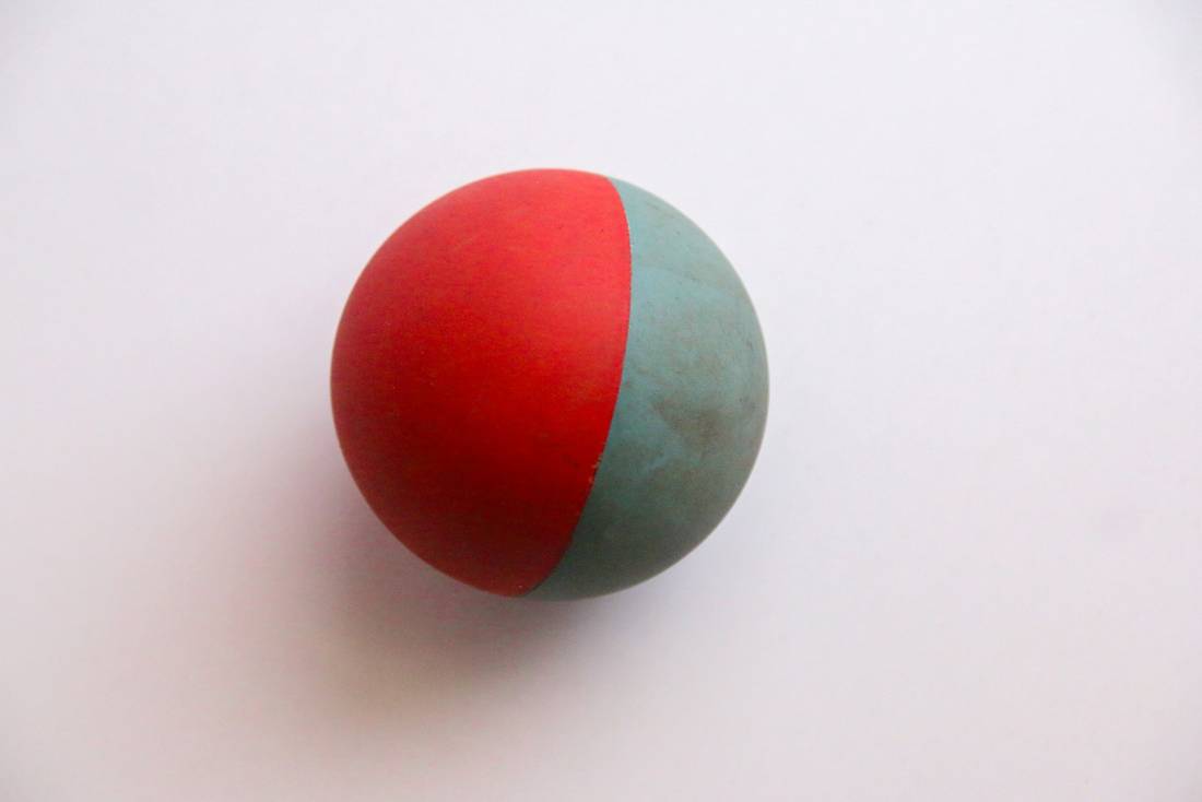 Ein Übungsball, zur Hälfte rot, zur Hälfte blaugrün