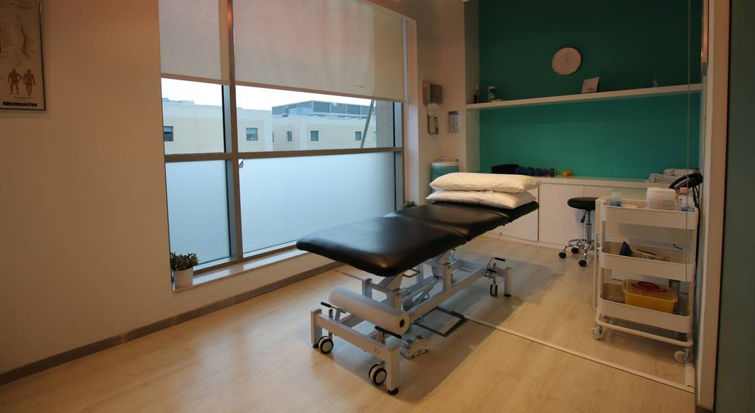 Behandlungsraum mit Liege am Fenster